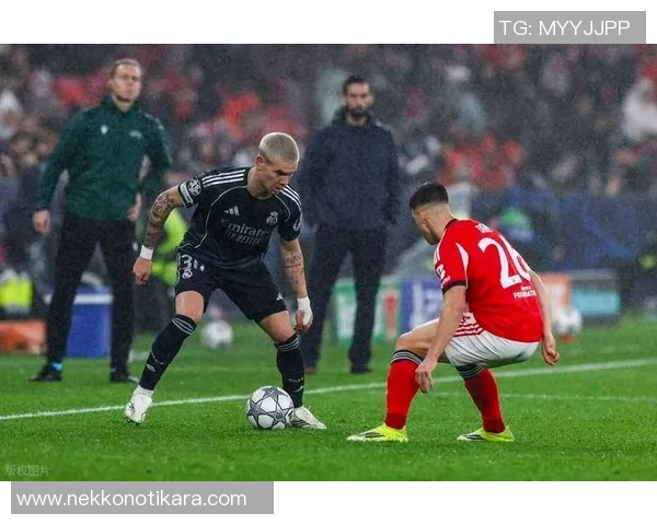 皇马主场告负巴萨：库尔图瓦出战遭遇惨败，球队领先优势缩水